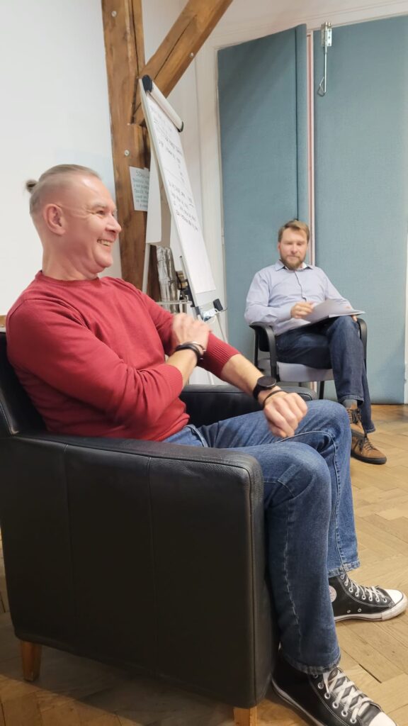 Wojciech Brania podczas egzaminu końcowego szkoły coachingu prowadzi sesję coachingową z uczestnikiem.