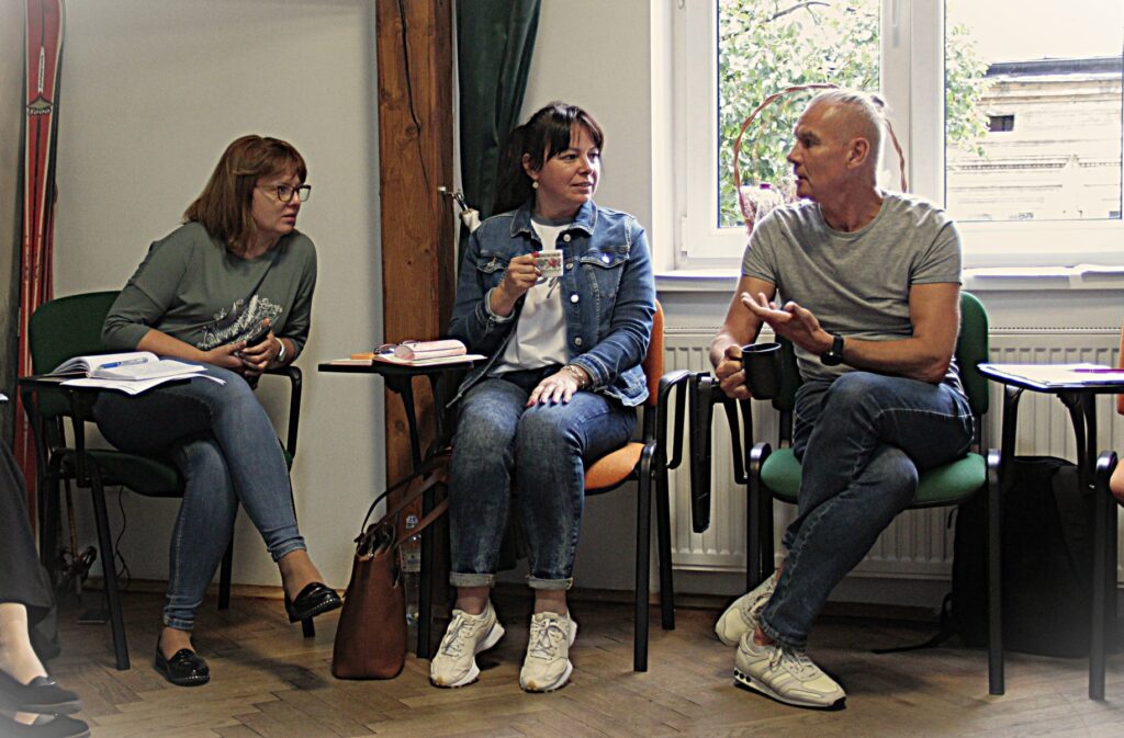 Wojciech Brania podczas rozmowy z uczestniczkami warsztatu rozwojowego – coaching, uważność i komunikacja.